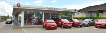 Außenansicht des Autohauses Weis. Vor dem Schaufenszer stehen Fiat PKW Modelle