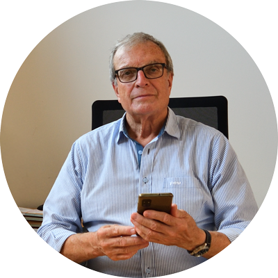 Jürgen Weis Inhaber Jürgen Weis mit einem Smartphone in der Hand