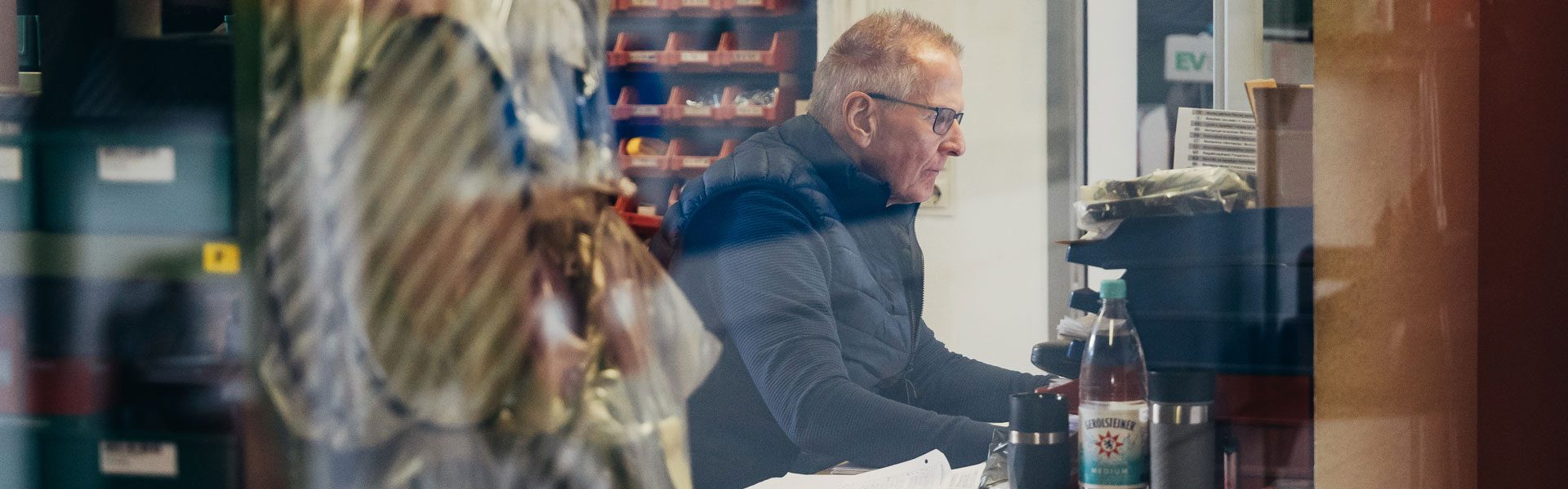 Inhaber Jürgen Weis konzentriert bei der Arbeit