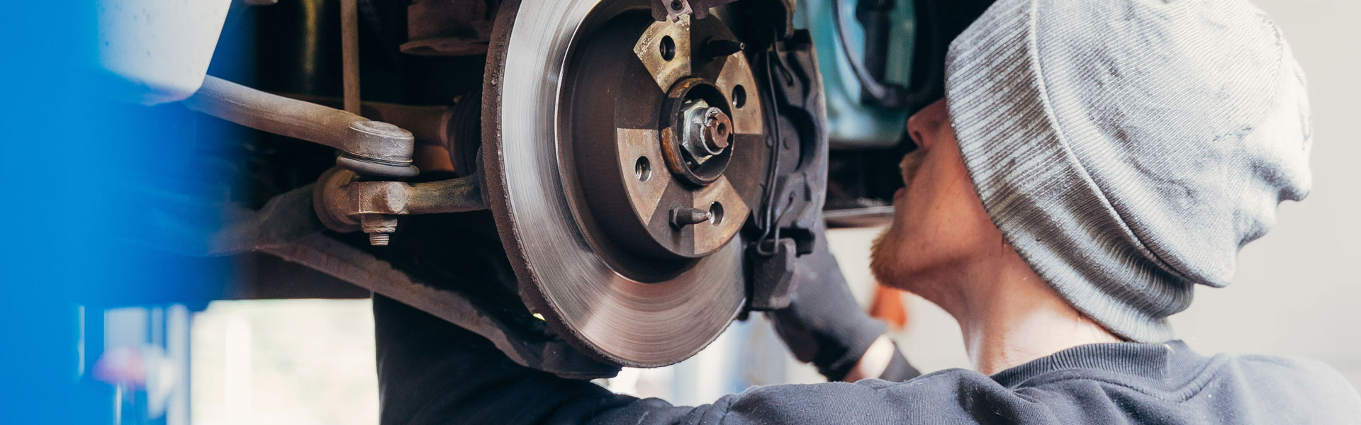 Mechaniker bei der Reparatur einer Scheibenbremse